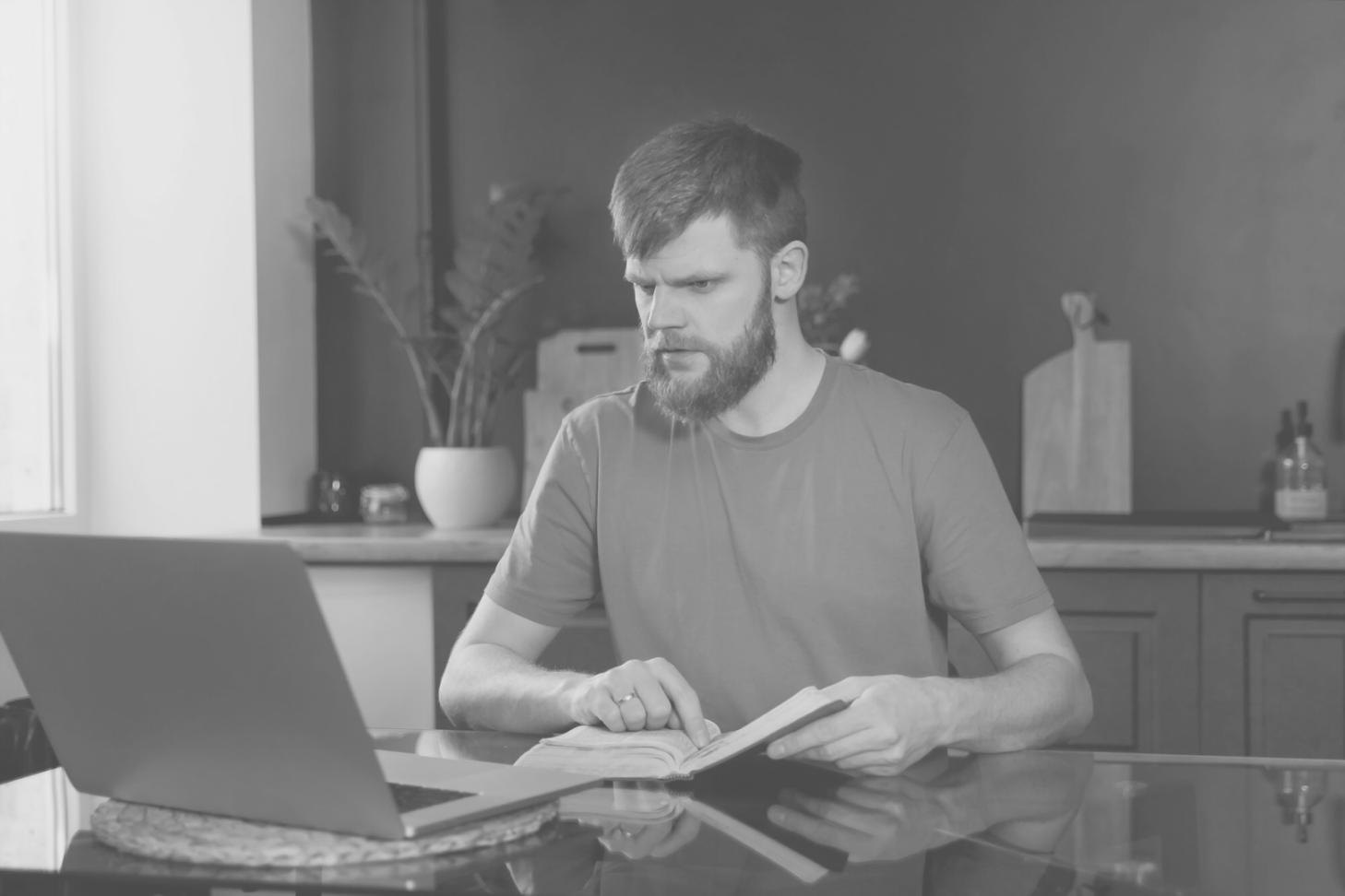 Équipe travaillant sur l'implémentation d'outils financiers automatisés
