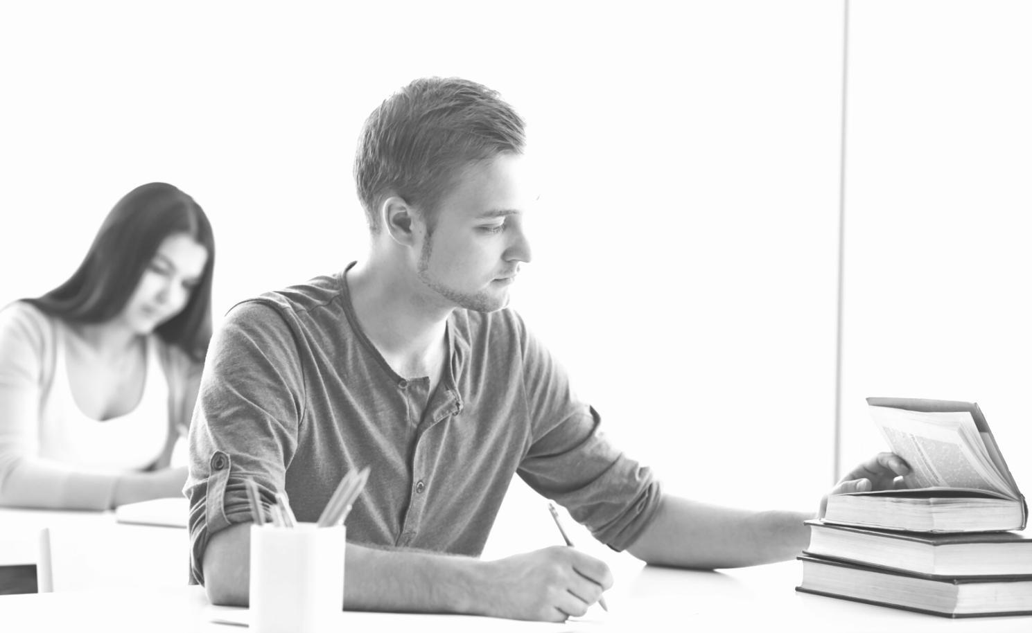 Équipe seranauragelos travaillant sur des solutions d'automatisation financière dans nos bureaux de Dijon