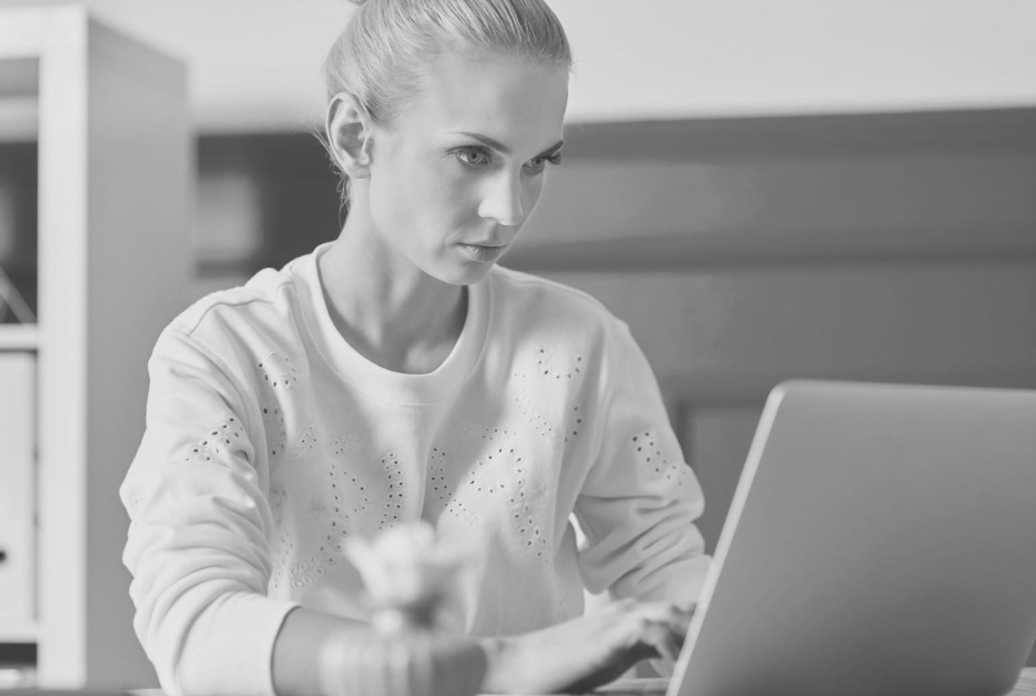 Professionnel utilisant des outils d'automatisation financière